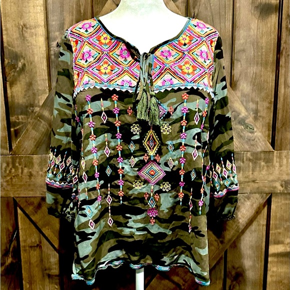 Savanna Jane Tops - EUC Savannah Jane Camo Flower Embroidered 3/4 Sleeve Top